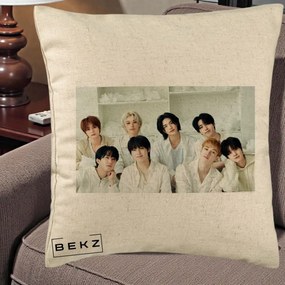 Perna Personalizata K-pop Stray Kids Foto Grup All-White Landscape, 40x40 cm, Bej, Husa Detasabila, Perna Inclusa, BEKZ®