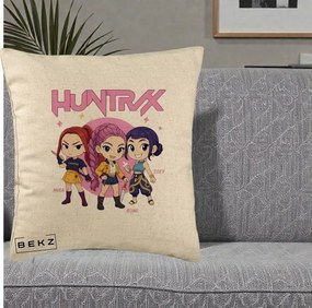 Perna Personalizata K-pop HUNTRX Trio Chibi cu Arme, 40x40 cm, Bej, Husa Detasabila, Perna Inclusa, BEKZ®