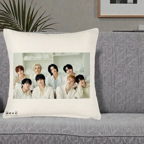 Perna Personalizata K-pop Stray Kids Foto Grup All-White Landscape, 40x40 cm, Crem Reliefat, Husa Detasabila, Perna Inclusa, BEKZ®