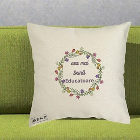 Cadou pentru Educatoare - Perna Personalizata Cea mai Buna Educatoare cu Coronita Florala Colorata, 40x40 cm, Ecru, Husa Detasabila, Perna Inclusa, BEKZ®