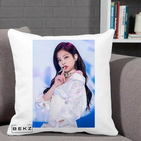 Perna Personalizata K-pop BLACKPINK Jennie Concert Alb cu Microfon, 40x40 cm, Alba Mata, Husa Detasabila, Perna Inclusa, BEKZ®