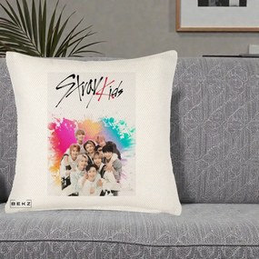 Perna Personalizata K-pop Stray Kids cu Splash Multicolor, 40x40 cm, Crem Reliefat, Husa Detasabila, Perna Inclusa, BEKZ®