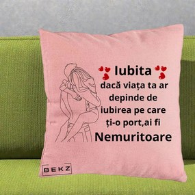 Cadou pentru Iubita - Perna Personalizata Iubita Nemuritoare cu Cuplu Line-Art si Inimi Rosii, 40x40 cm, Roz, Husa Detasabila, Perna Inclusa, BEKZ®