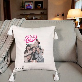 Perna Personalizata BLACKPINK K-Pop Grup Pozitii Amuzante, 40x40 cm, Bej cu Franjuri, Husa Detasabila, Perna Inclusa, BEKZ®