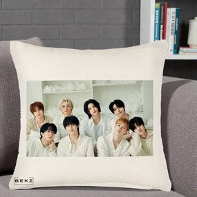Perna Personalizata K-pop Stray Kids Foto Grup All-White Landscape, 40x40 cm, Crem Reliefat, Husa Detasabila, Perna Inclusa, BEKZ®