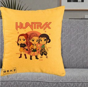 Perna Personalizata K-pop HUNTRX Trio Chibi cu Arme, 40x40 cm, Galben, Husa Detasabila, Perna Inclusa, BEKZ®