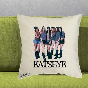 Perna Personalizata K-pop KATSEYE Grup Foto Tinute Gri, 40x40 cm, Ecru, Husa Detasabila, Perna Inclusa, BEKZ®