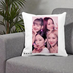 Perna Personalizata K-pop BLACKPINK Foto Grup Selfie Roz cu Glitter, 40x40 cm, Alba Mata, Husa Detasabila, Perna Inclusa, BEKZ®