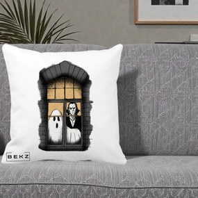 Perna Decorativa Halloween Fantoma si Dracula la Fereastra, 40x40 cm, Alba Mata, Husa Detasabila, Perna Inclusa, BEKZ®