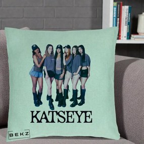 Perna Personalizata K-pop KATSEYE Grup Foto Tinute Gri, 40x40 cm, Verde Menta, Husa Detasabila, Perna Inclusa, BEKZ®