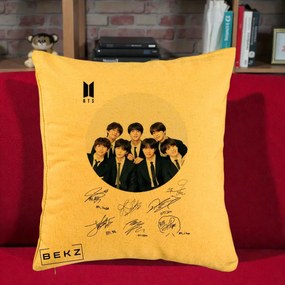 Perna Personalizata K-pop BTS Fotografie Grup Costum Negru si Autografe Cerc, 40x40 cm, Galben, Husa Detasabila, Perna Inclusa, BEKZ®