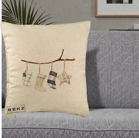 Perna Decorativa Ciorapi de Craciun pe Ramura, 40x40 cm, Bej, Husa Detasabila, Perna Inclusa, BEKZ®