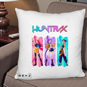 Perna Personalizata K-pop HUNTRX Trio cu Pisica in Benzi, 40x40 cm, Alb Pufos, Husa Detasabila, Perna Inclusa, BEKZ®