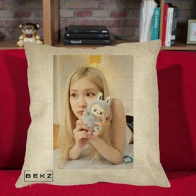Perna Personalizata K-pop BLACKPINK Rose cu Papusa Iepure, 40x40 cm, Crem, Husa Detasabila, Perna Inclusa, BEKZ®
