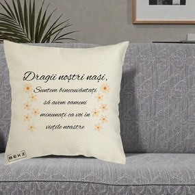 Cadou pentru Nasi - Perna Personalizata Dragii Nostri Nasi Suntem Binecuvantati cu Floricele, 40x40 cm, Ecru, Husa Detasabila, Perna Inclusa, BEKZ®