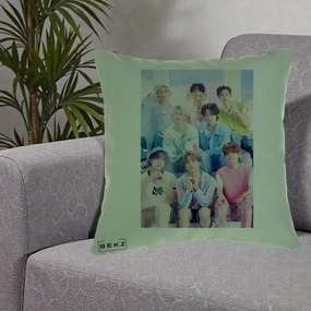 Perna Personalizata K-Pop Grup Foto Pasteluri cu 8 Artisti, 40x40 cm, Verde, Husa Detasabila, Perna Inclusa, BEKZ®
