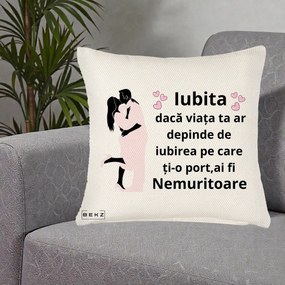 Cadou pentru Iubita - Perna Personalizata Iubita Nemuritoare cu Siluete de Cuplu, 40x40 cm, Crem Reliefat, Husa Detasabila, Perna Inclusa, BEKZ®