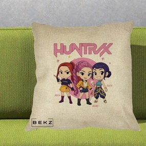 Perna Personalizata K-pop HUNTRX Trio Chibi cu Arme, 40x40 cm, Crem, Husa Detasabila, Perna Inclusa, BEKZ®