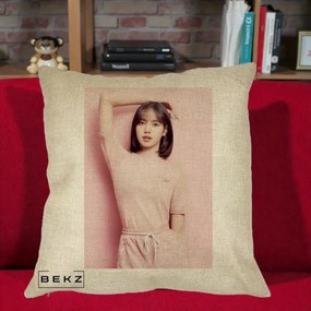 Perna Personalizata K-pop BLACKPINK Lisa Roz, 40x40 cm, Crem, Husa Detasabila, Perna Inclusa, BEKZ®