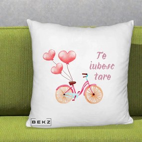 Perna Decorativa Te Iubesc Tare cu Bicicleta Roz si Baloane Inima, 40x40 cm, Alb Pufos, Husa Detasabila, Perna Inclusa, BEKZ®