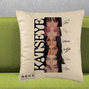 Perna Personalizata K-pop KATSEYE Semnaturi Membre Foto, 40x40 cm, Bej, Husa Detasabila, Perna Inclusa, BEKZ®