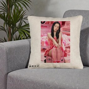 Perna Personalizata K-pop BLACKPINK Jisoo Pink Room, 40x40 cm, Bej Canapea, Husa Detasabila, Perna Inclusa, BEKZ®