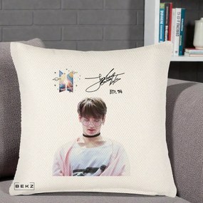 Perna Personalizata K-pop BTS Jungkook Portret cu Ochelari Autograf, 40x40 cm, Crem Reliefat, Husa Detasabila, Perna Inclusa, BEKZ®
