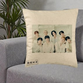 Perna Personalizata K-pop Stray Kids Foto Grup Alb All-White cu 8 Membrii, 40x40 cm, Bej, Husa Detasabila, Perna Inclusa, BEKZ®
