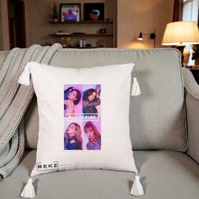Perna Personalizata K-pop BLACKPINK Poster Colaj 4 Membre Violet Roz, 40x40 cm, Bej cu Franjuri, Husa Detasabila, Perna Inclusa, BEKZ®
