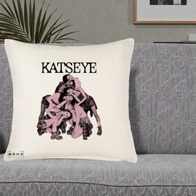 Perna Personalizata K-pop KATSEYE Foto Roz Vintage, 40x40 cm, Crem Reliefat, Husa Detasabila, Perna Inclusa, BEKZ®