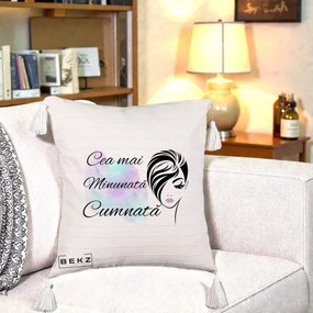 Cadou pentru Cumnata - Perna Personalizata Cea mai Minunata Cumnata cu Silueta Dama si Pete Multicolor, 40x40 cm, Bej cu Franjuri, Husa Detasabila, Perna Inclusa, BEKZ®