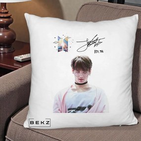 Perna Personalizata K-pop BTS Jungkook Portret cu Ochelari Autograf, 40x40 cm, Alb Pufos, Husa Detasabila, Perna Inclusa, BEKZ®