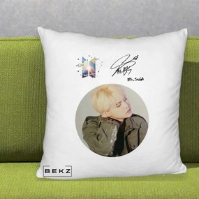 Perna Personalizata K-pop BTS Suga Portret cu Autograf, 40x40 cm, Alb Pufos, Husa Detasabila, Perna Inclusa, BEKZ®