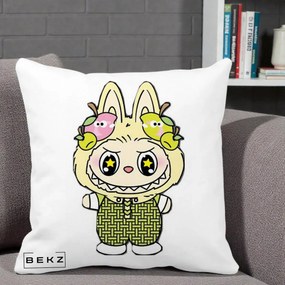 Perna Personalizata Labubu Galben cu Mere si Salopeta, 40x40 cm, Alba Mata, Husa Detasabila, Perna Inclusa, BEKZ®
