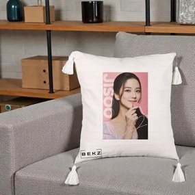 Perna Personalizata K-pop BLACKPINK Jisoo cu Semnatura si Fond Roz, 40x40 cm, Bej cu Franjuri, Husa Detasabila, Perna Inclusa, BEKZ®