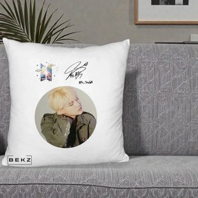 Perna Personalizata K-pop BTS Suga Portret cu Autograf, 40x40 cm, Alb Pufos, Husa Detasabila, Perna Inclusa, BEKZ®