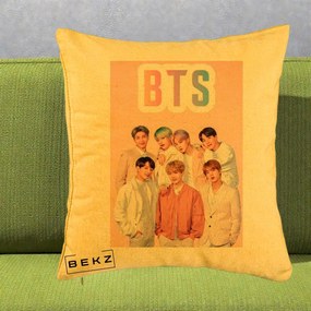 Perna Personalizata K-pop BTS Foto Grup cu BTS si Fond Roz Pastel, 40x40 cm, Galben, Husa Detasabila, Perna Inclusa, BEKZ®