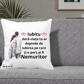 Cadou pentru Iubita - Perna Personalizata Iubitu Nemuritor cu Cuplu Acuarela si Inimi Rosii, 40x40 cm, Alba Mata, Husa Detasabila, Perna Inclusa, BEKZ®