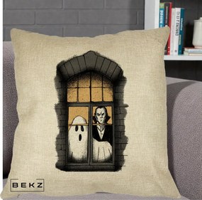 Perna Decorativa Halloween Fantoma si Dracula la Fereastra, 40x40 cm, Crem, Husa Detasabila, Perna Inclusa, BEKZ®