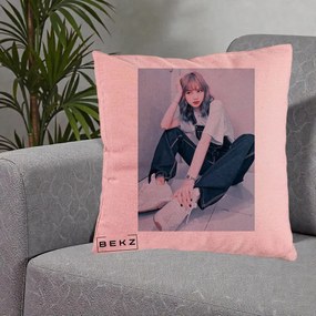 Perna Personalizata K-pop BLACKPINK Lisa, 40x40 cm, Roz, Husa Detasabila, Perna Inclusa, BEKZ®