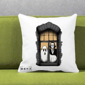 Perna Decorativa Halloween Fantoma si Dracula la Fereastra, 40x40 cm, Alba Mata, Husa Detasabila, Perna Inclusa, BEKZ®