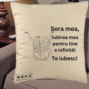 Cadou pentru Sora - Perna Personalizata Sora Mea Te Iubesc Line Art Doua Fete cu Brate Ridicate, 40x40 cm, Bej, Husa Detasabila, Perna Inclusa, BEKZ®