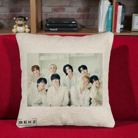 Perna Personalizata K-pop Stray Kids Foto Grup Alb All-White cu 8 Membrii, 40x40 cm, Bej Canapea, Husa Detasabila, Perna Inclusa, BEKZ®