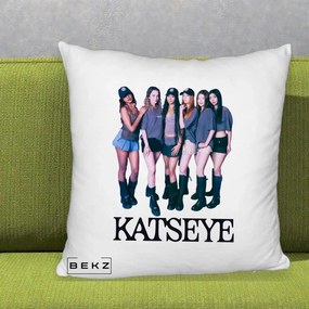 Perna Personalizata K-pop KATSEYE Grup Foto Tinute Gri, 40x40 cm, Alb Pufos, Husa Detasabila, Perna Inclusa, BEKZ®