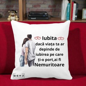 Cadou pentru Iubita - Perna Personalizata Iubita Nemuritoare cu Cuplu Acuarela Roz si Inimi, 40x40 cm, Alba Mata, Husa Detasabila, Perna Inclusa, BEKZ®