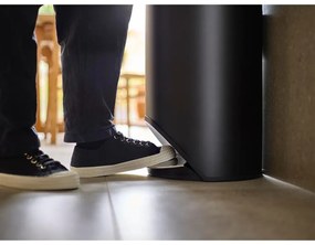 Coș de gunoi negru mat cu pedală din metal 30 l Arc – Joseph Joseph