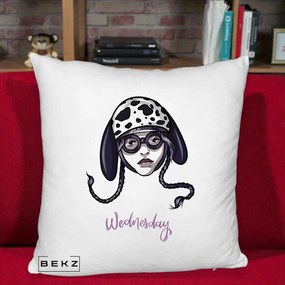Perna Personalizata Wednesday Addams cu Caine Dalmatian, 40x40 cm, Alb Pufos, Husa Detasabila, Perna Inclusa, BEKZ®