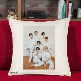 Perna Personalizata K-pop BTS Foto Grup All-White Elegant, 40x40 cm, Crem Reliefat, Husa Detasabila, Perna Inclusa, BEKZ®