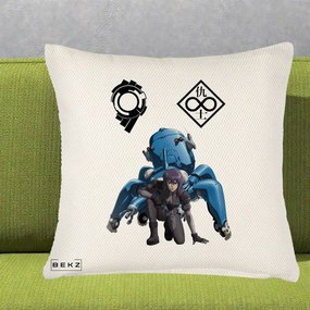 Perna Personalizata Ghost in the Shell Motoko si Tachikoma, 40x40 cm, Crem Reliefat, Husa Detasabila, Perna Inclusa, BEKZ®