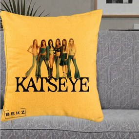 Perna Personalizata K-pop KATSEYE Foto Grup Blugi, 40x40 cm, Galben, Husa Detasabila, Perna Inclusa, BEKZ®